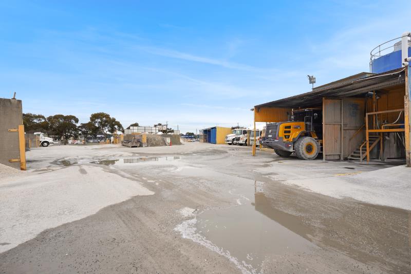 Click to view all images 219 South Gippsland Highway Cranbourne VIC 3977 - Image 2