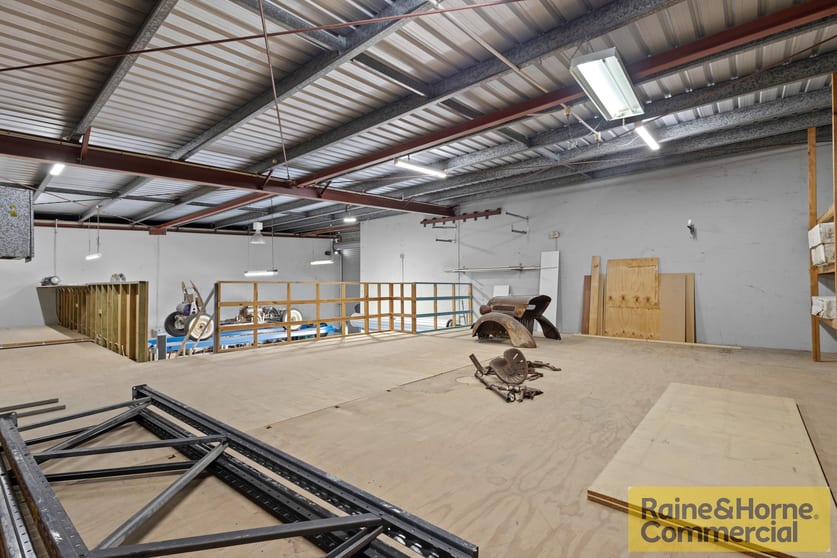 Click to view all images 2/37 Queens Road Everton Hills QLD 4053 - Image 3