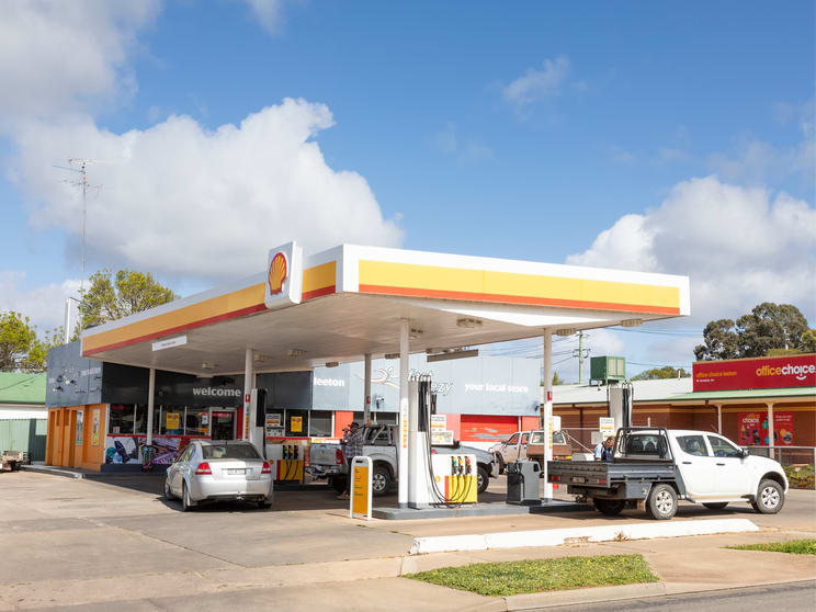 98 Kurrajong Avenue Leeton NSW 2705 - Image 2
