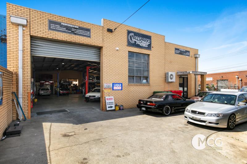 Click to view all images 2 Beckett Avenue Keilor East VIC 3033 - Image 2