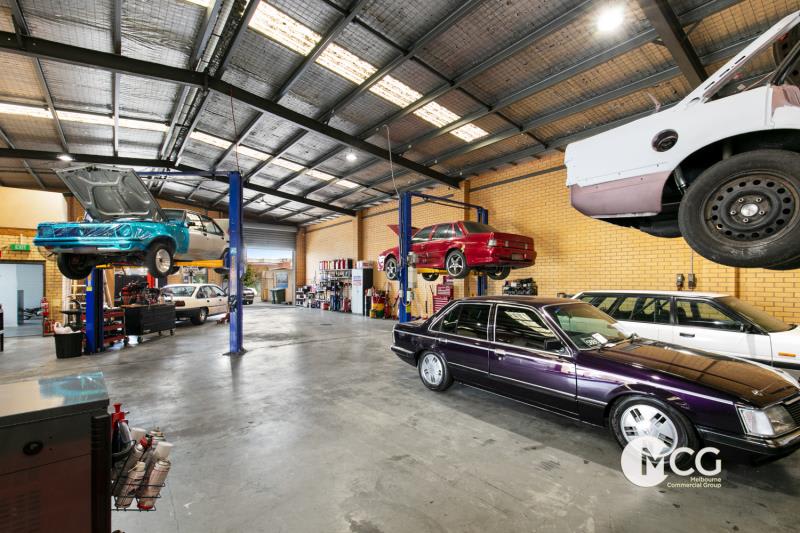 Click to view all images 2 Beckett Avenue Keilor East VIC 3033 - Image 3