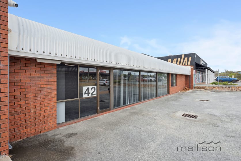 Click to view all images 42 Port Kembla Drive Bibra Lake WA 6163 - Image 2