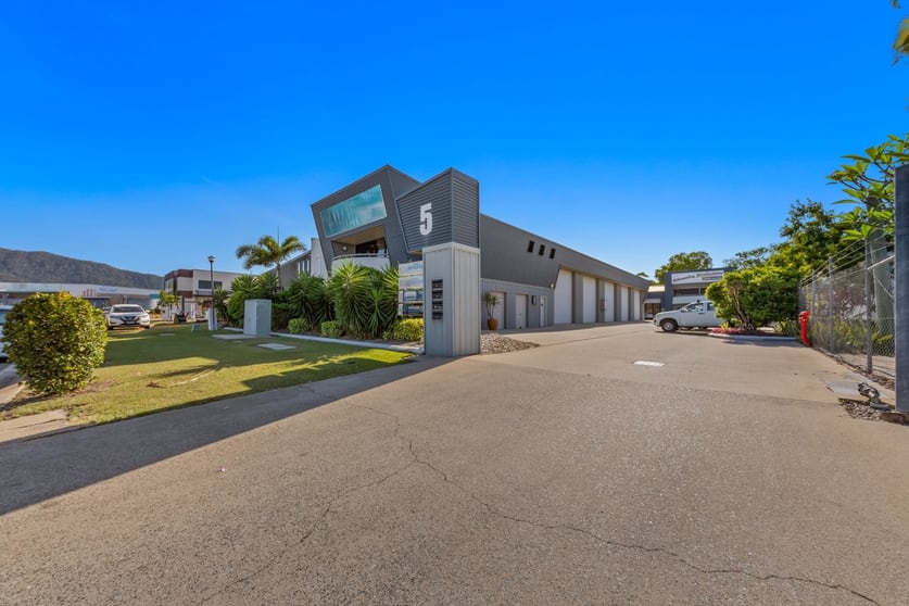 Click to view all images 5 Carlo Drive Cannonvale QLD 4802 - Image 2