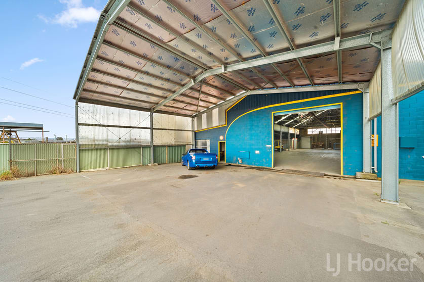 Click to view all images 21 Endurance Avenue Queanbeyan East NSW 2620 - Image 2