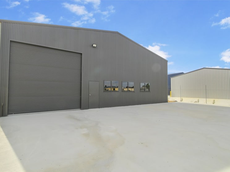 Click to view all images 27 Jackson Crescent Bairnsdale VIC 3875 - Image 1