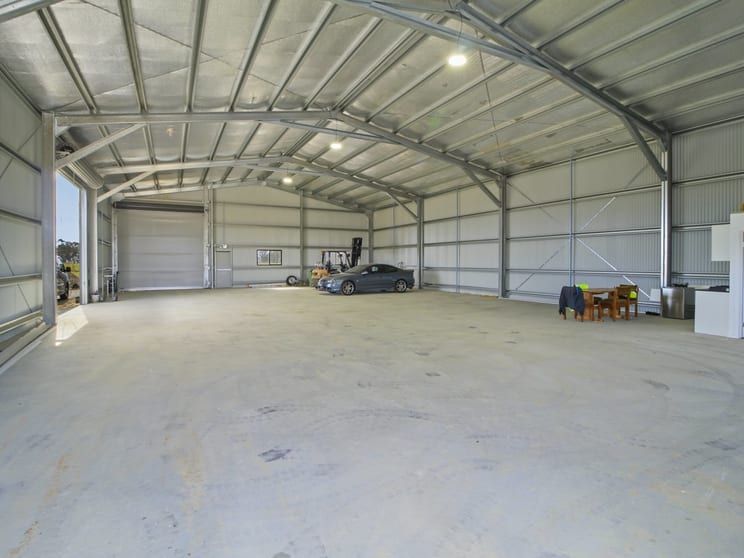 Click to view all images 27 Jackson Crescent Bairnsdale VIC 3875 - Image 2