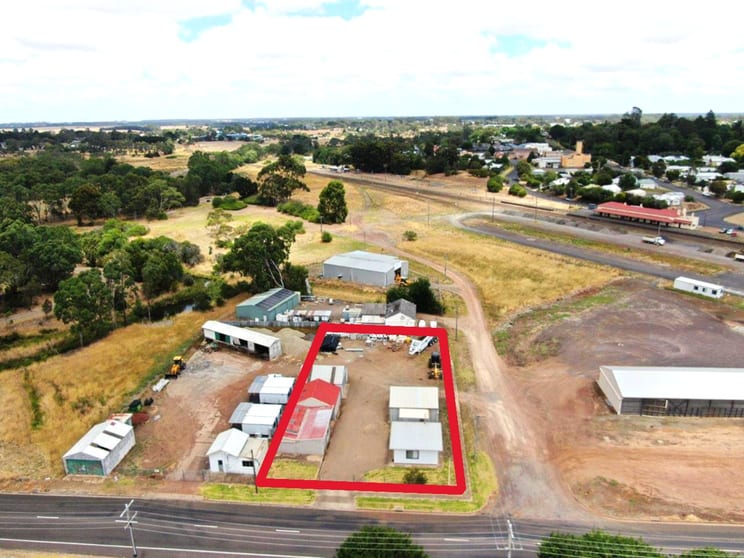Click to view all images 18-20 Mt Napier Road Hamilton VIC 3300 - Image 2