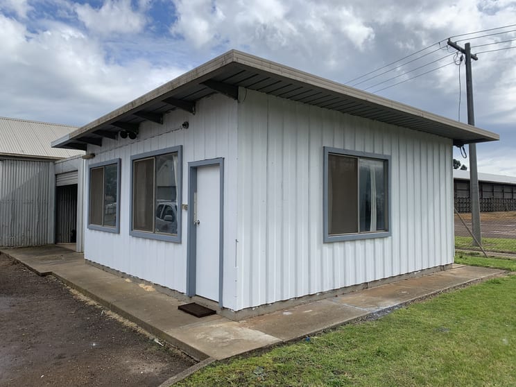 Click to view all images 18-20 Mt Napier Road Hamilton VIC 3300 - Image 3