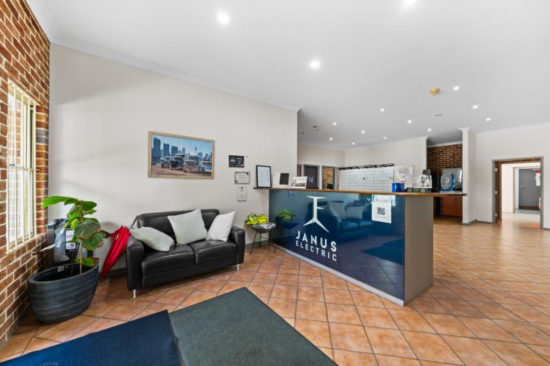 Click to view all images Whole building/13 Apprentice Drive Berkeley Vale NSW 2261 - Image 3