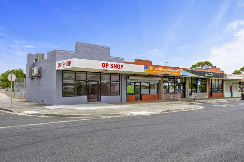 Click to view all images 13 Violet Grove Wendouree VIC 3355 - Image 2