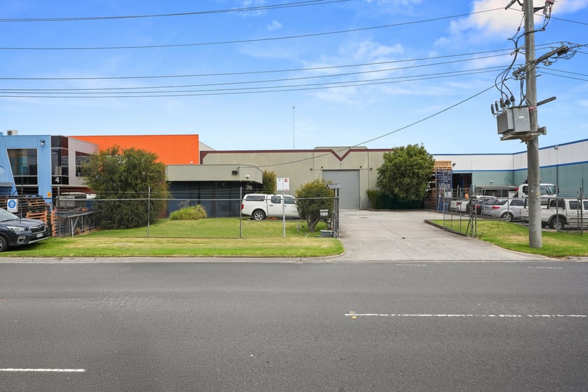 Click to view all images 2 Bate Drive Braeside VIC 3195 - Image 2