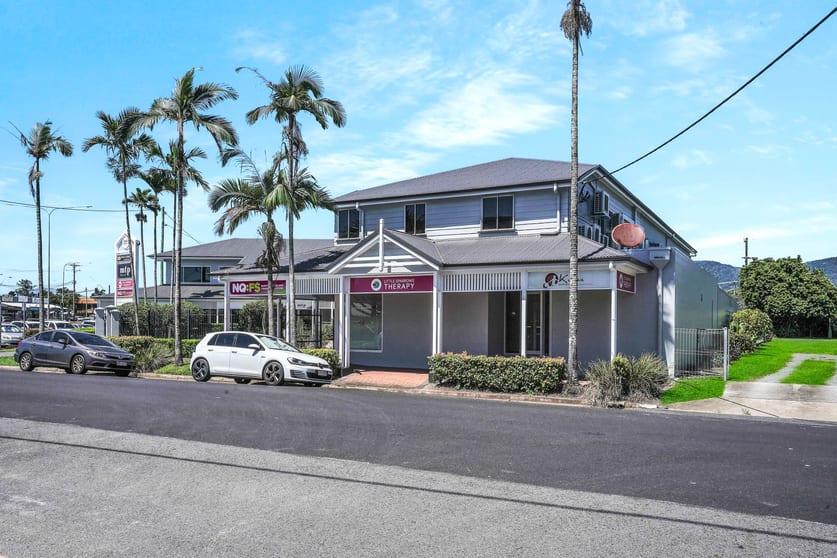 Click to view all images 1,3/192 Mulgrave Rd Westcourt QLD 4870 - Image 2