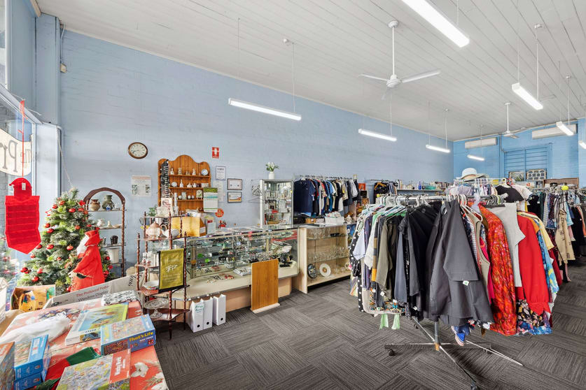 Click to view all images 136 Mollison Street Kyneton VIC 3444 - Image 2