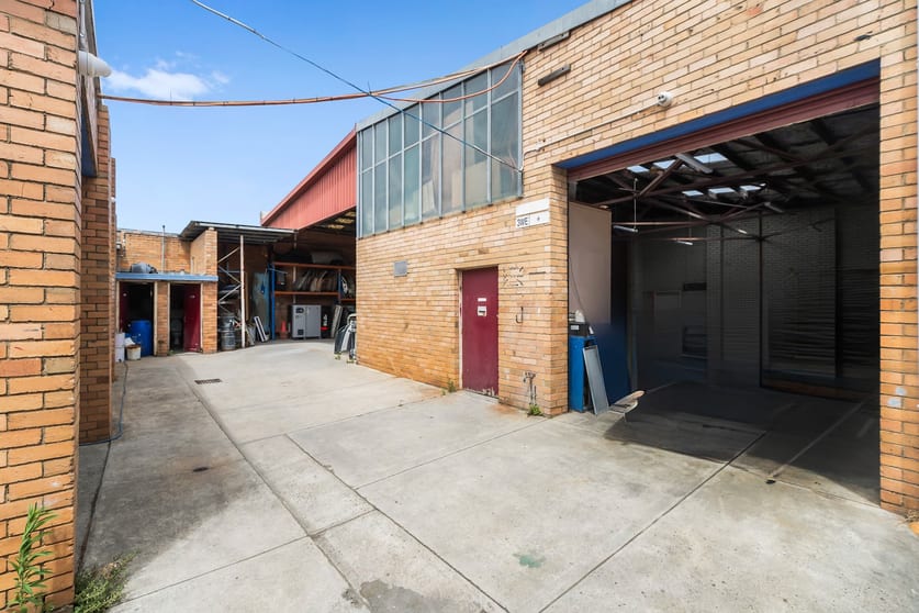 Click to view all images 15 Viking Court Cheltenham VIC 3192 - Image 2