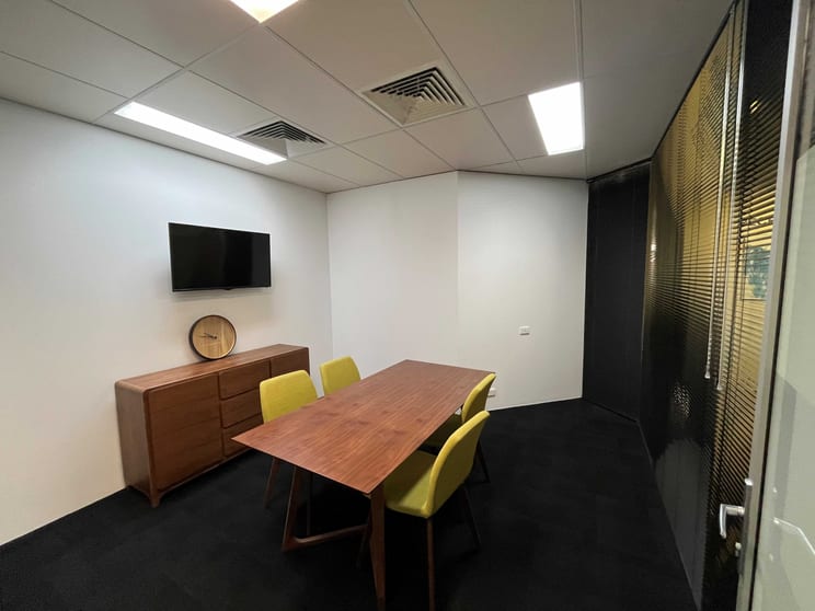 Click to view all images 4/328 Albany Highway Victoria Park WA 6100 - Image 1