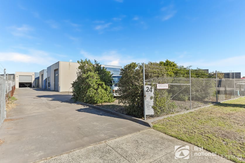 Click to view all images 1,2,3/24 Station Street Cranbourne VIC 3977 - Image 2