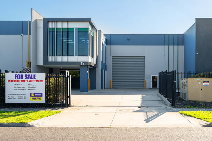 Click to view all images 19 Latitude Boulevard Thomastown VIC 3074 - Image 1