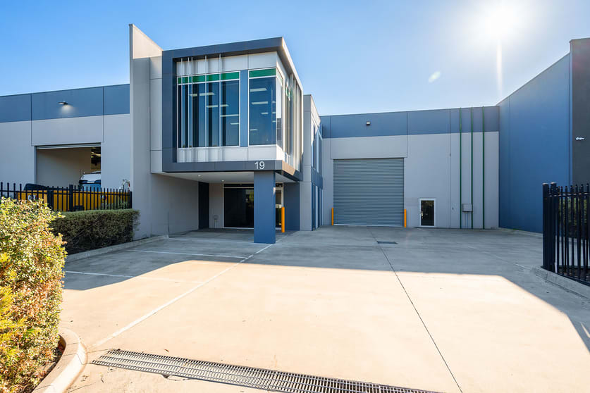 Click to view all images 19 Latitude Boulevard Thomastown VIC 3074 - Image 2