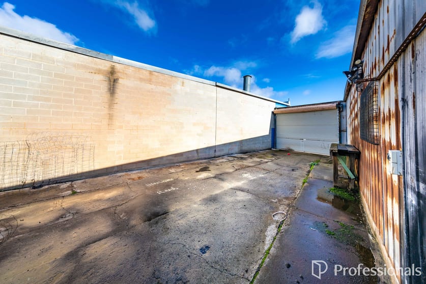 Click to view all images 7/25 Melton Valley Drive Melton VIC 3337 - Image 3