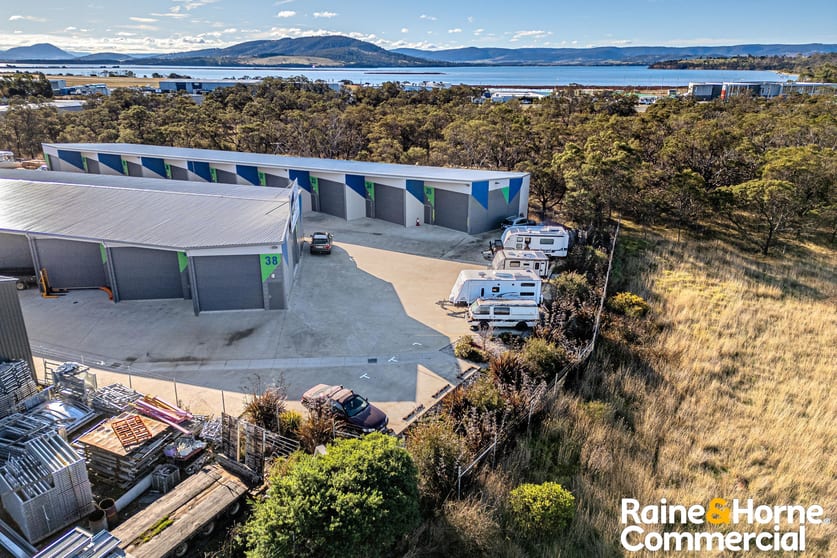 Click to view all images Unit 1000/1 Kyeema Place Cambridge TAS 7170 - Image 2