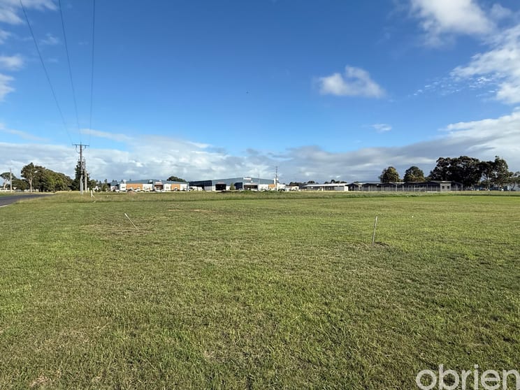 Click to view all images 1/3 Jackson Crescent Bairnsdale VIC 3875 - Image 2