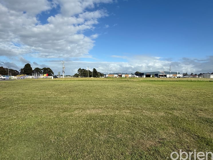 Click to view all images 2/3 Jackson Crescent Bairnsdale VIC 3875 - Image 2