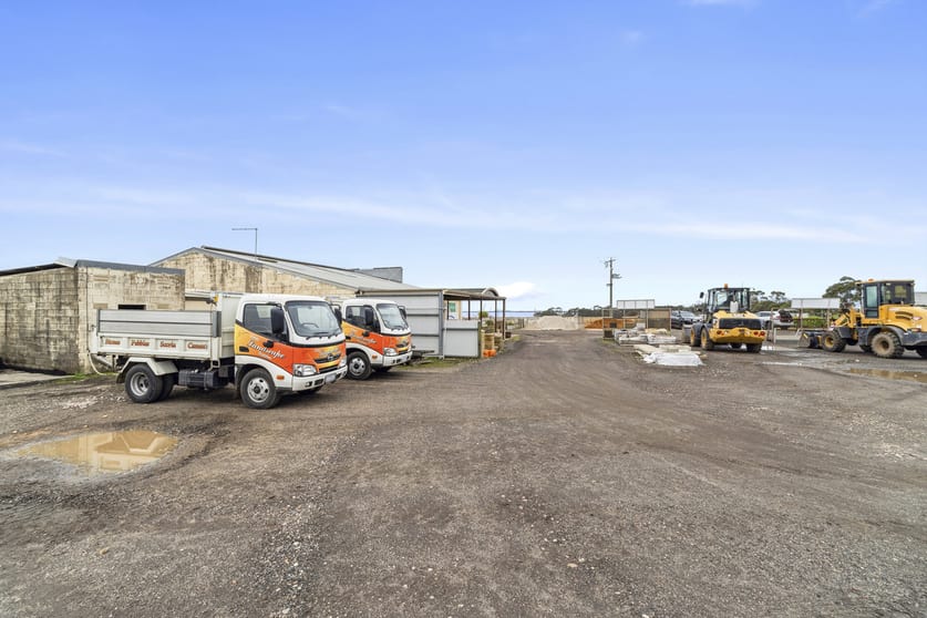 Click to view all images 75 Rossmoyne Road Colac West VIC 3250 - Image 2