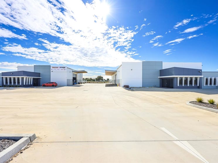 1&2/16 Logistic Avenue Tamworth NSW 2340 - Image 1
