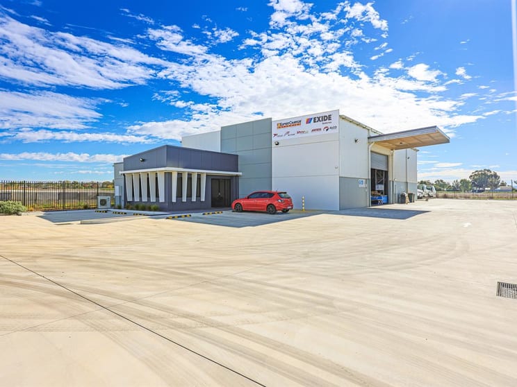 1&2/16 Logistic Avenue Tamworth NSW 2340 - Image 2