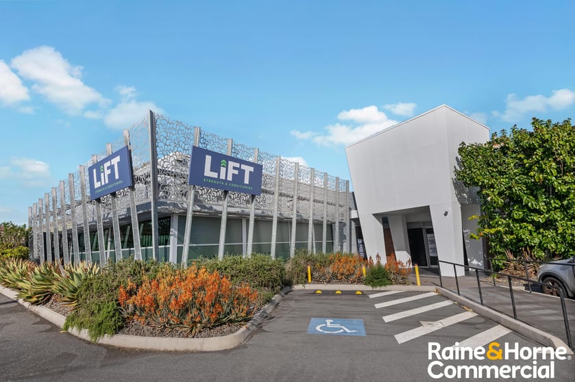 Click to view all images 307 Dawson Parade Arana Hills QLD 4054 - Image 2