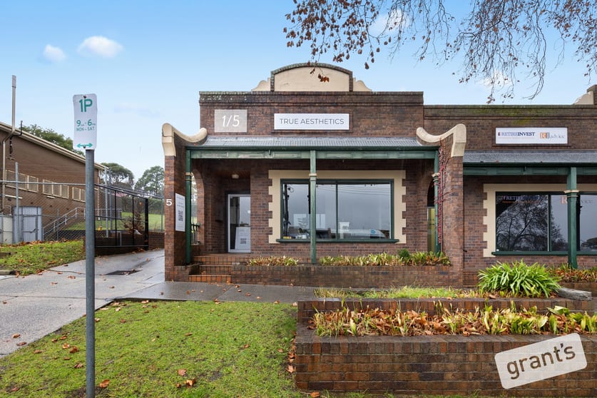 Click to view all images 1 & 2/5 Gloucester Avenue Berwick VIC 3806 - Image 2
