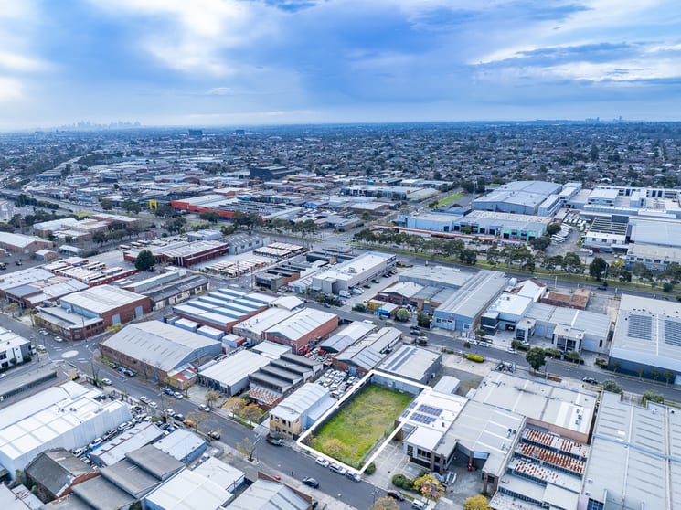 Click to view all images 21 Manton Road Oakleigh South VIC 3167 - Image 3
