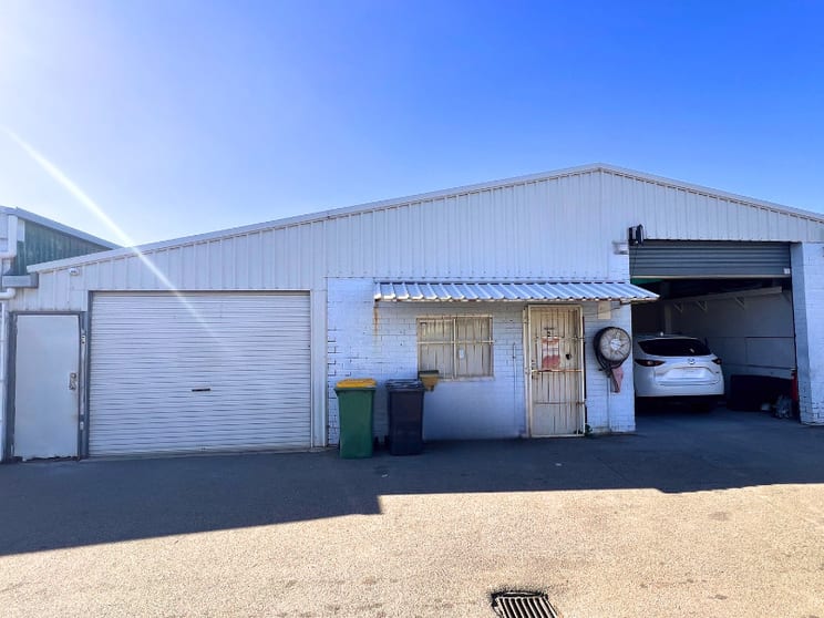 Click to view all images 2/15 Alloa Road Maddington WA 6109 - Image 2