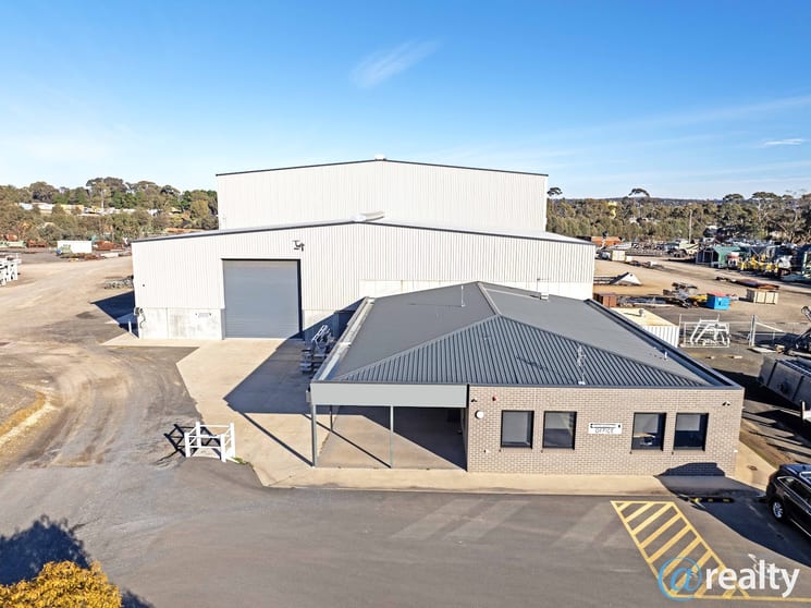 Click to view all images 21-27 Coonooer Street Golden Square VIC 3555 - Image 2