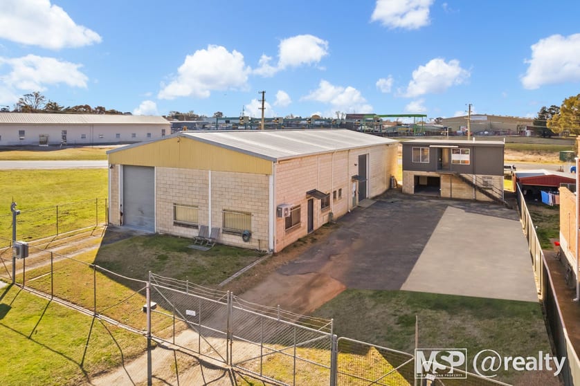 Click to view all images 65 Carlingford Street Bathurst NSW 2795 - Image 2