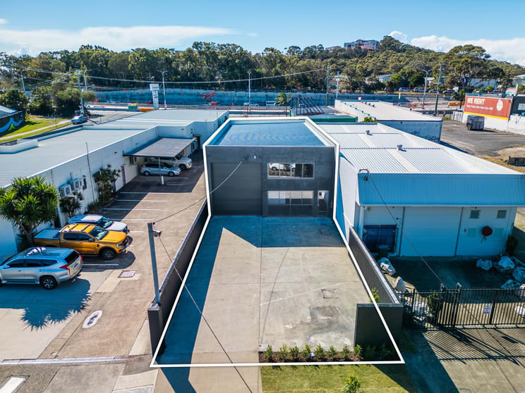 Click to view all images 6 Hillcrest Parade Miami QLD 4220 - Image 2