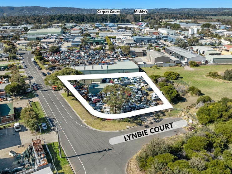 Click to view all images 1 Lynbie Court Rosebud VIC 3939 - Image 2
