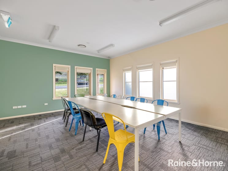 Click to view all images 265 Durham Street Bathurst NSW 2795 - Image 3
