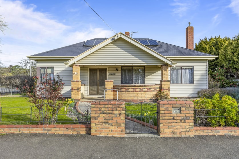 Click to view all images 246 Victoria Street Ballarat East VIC 3350 - Image 2
