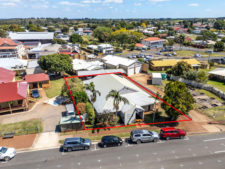 Click to view all images 11 Crescent Street Childers QLD 4660 - Image 3