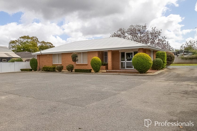 Click to view all images 21 Forrest Road Armadale WA 6112 - Image 2