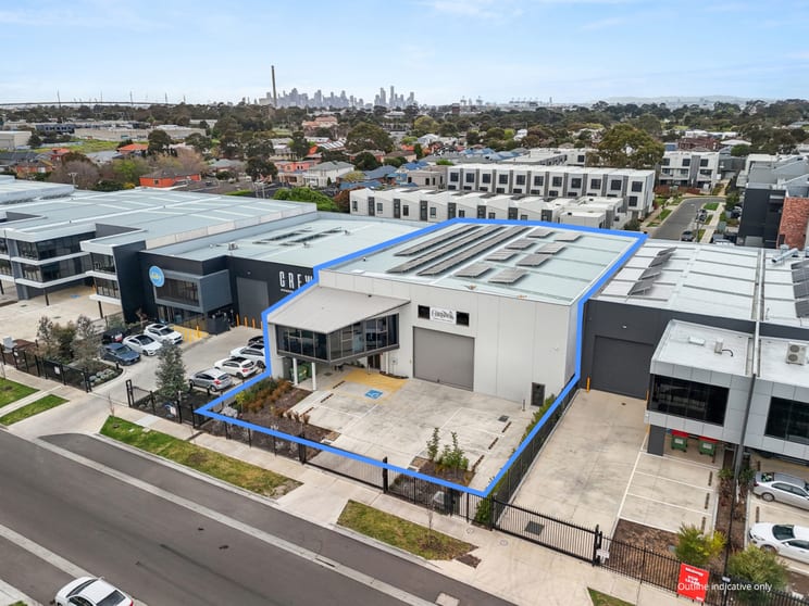 Click to view all images 18 Robbins Circuit Williamstown North VIC 3016 - Image 1