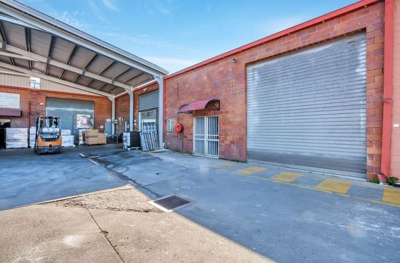 Click to view all images 2/5 Hutchinson Street Burleigh Heads QLD 4220 - Image 1