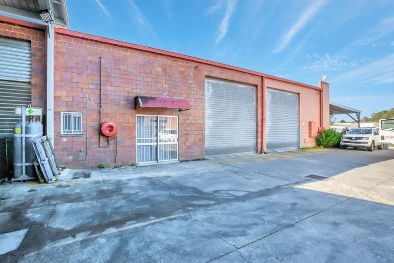 Click to view all images 2/5 Hutchinson Street Burleigh Heads QLD 4220 - Image 2