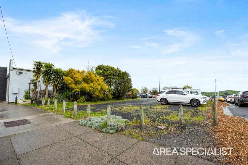 Click to view all images 31 Bridge Street Korumburra VIC 3950 - Image 2