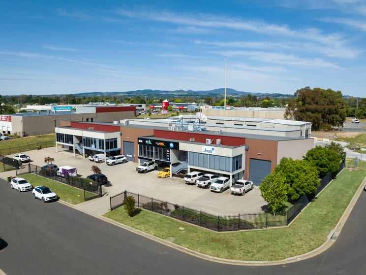 Click to view all images 3/2 Gateway Crescent Orange NSW 2800 - Image 2