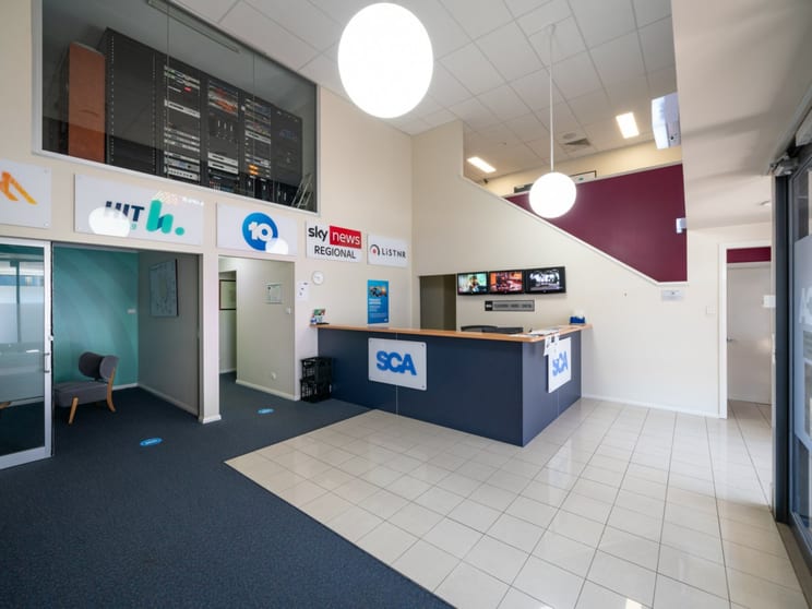 Click to view all images 3/2 Gateway Crescent Orange NSW 2800 - Image 3