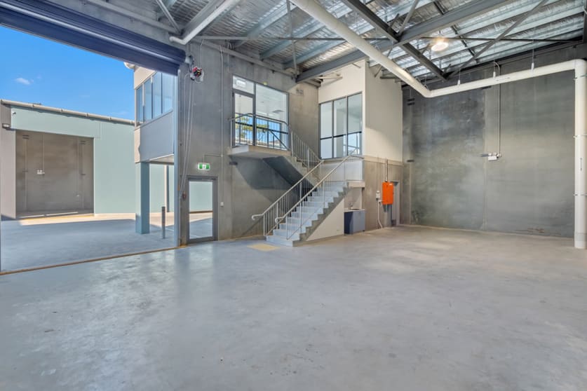 Click to view all images 4 Jullian Close Banksmeadow NSW 2019 - Image 3