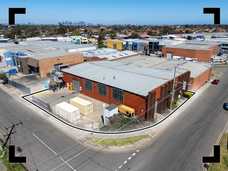 Click to view all images 52 Webber Parade Keilor East VIC 3033 - Image 1