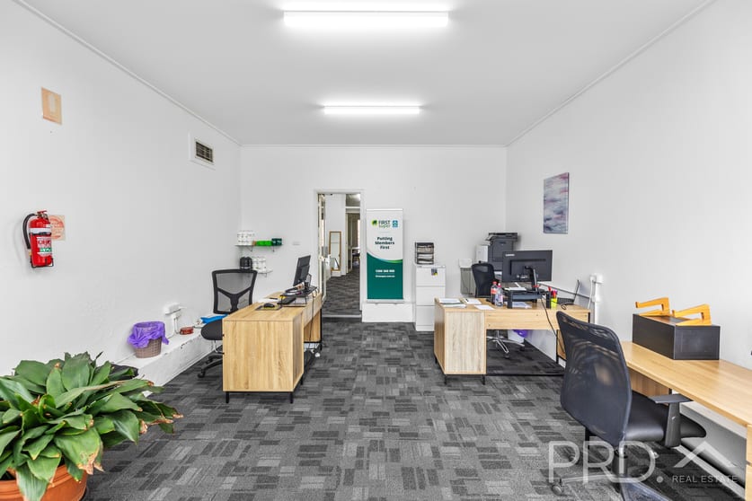 Click to view all images 60-62 Wynyard Street Tumut NSW 2720 - Image 2